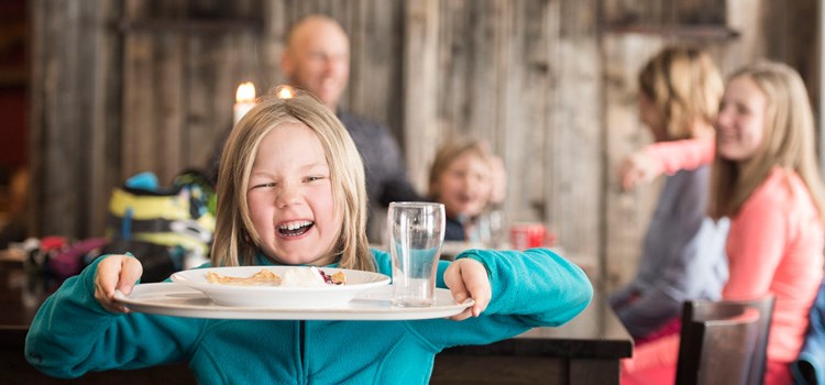 Vällagad dagens husmanskost gott med en härlig salladsbuffé. 