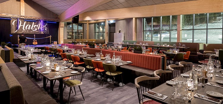 På Halster Bar & Bistro kan man börja dagen men en livsnjutarfrukost och till lunch serveras alltid välllagad dagens rätt samt en á la carte. Kvällstid bjuder köket på en härlig á la carte med inriktning på grillat