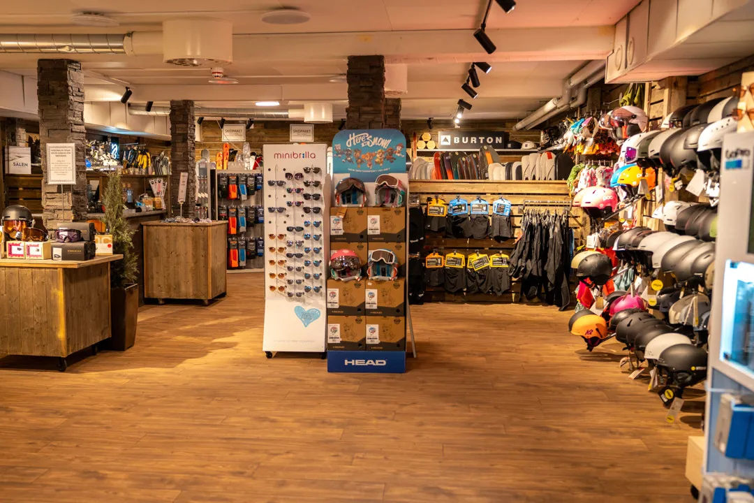 A well-stocked shop with skis, snowboards, helmets and much more that you need for a great day on the slope