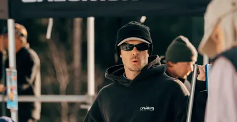 Kim Boberg tittar mot kameran