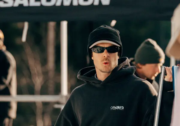 Kim Boberg tittar mot kameran