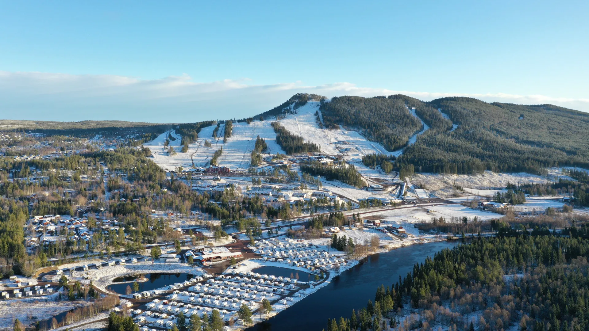 Drönarvy över Kläppen Ski Resort och campingen vid älven