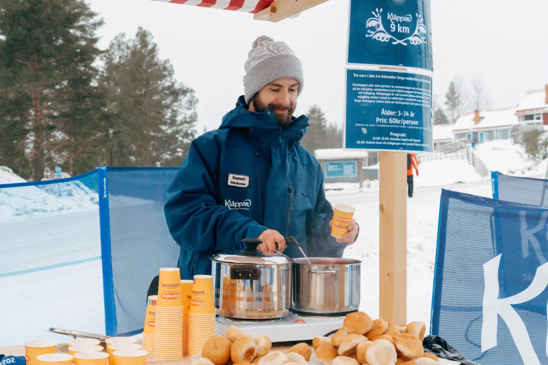 Personal häller upp blåbärssoppa i en mugg