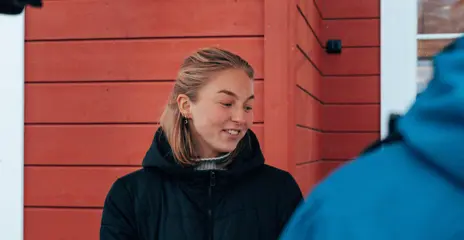 en kvinna ler