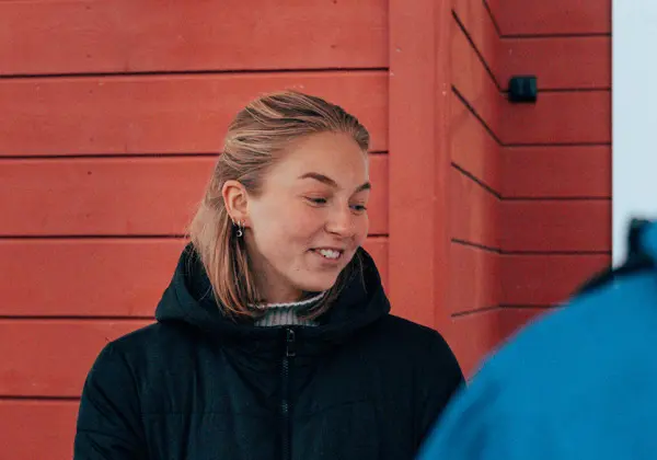 en kvinna ler