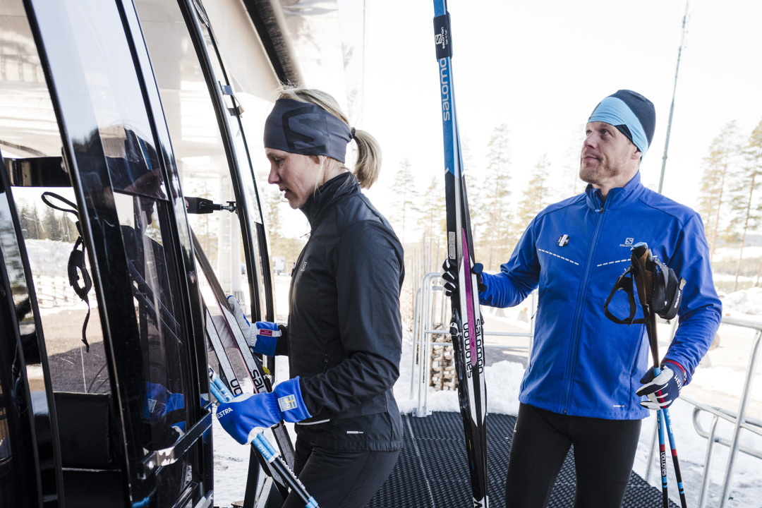 Två längdskidåkare åker gondol till Toppspåret