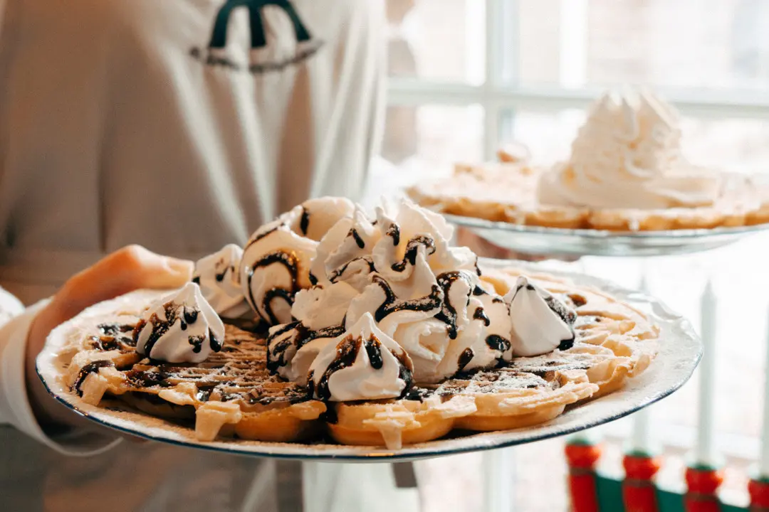 En servitris serverar våfflor