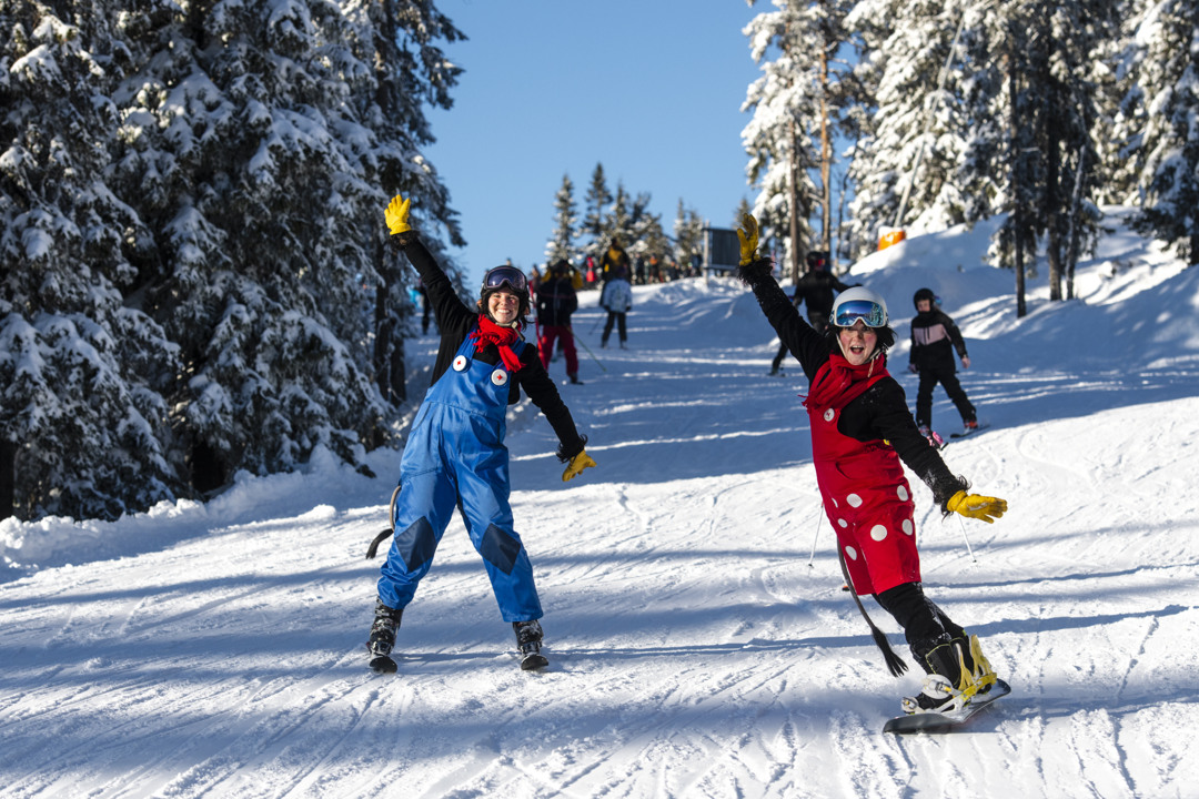 Trolle and Trolla are skiing and snowboarding in Lämmeltåget, on their way to Trollsterhusen where their next performance awaits.
