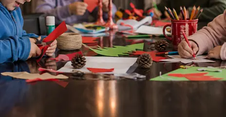 barn som julpysslar