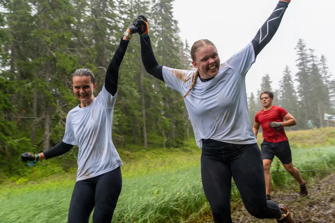 Two girls run the obstacle course Toughest Sälen