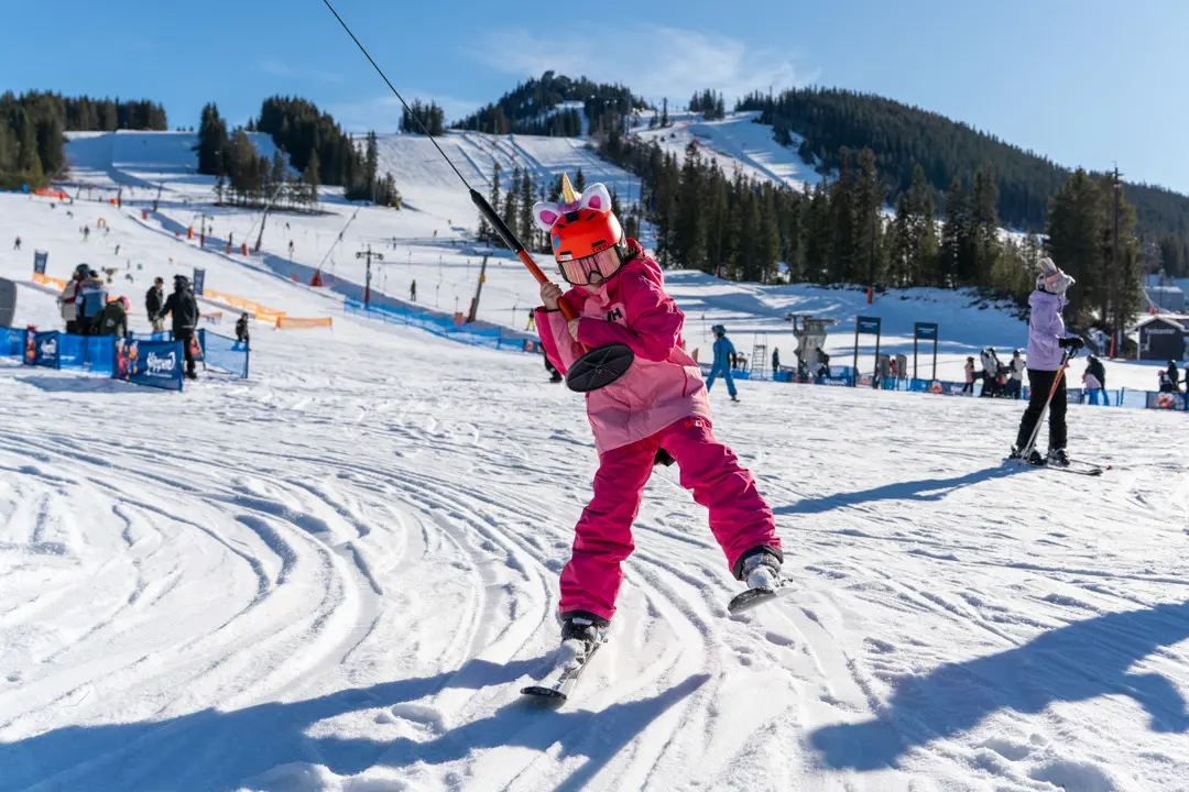 En flicka leker i knappliftskarusellen i barnområdet på Kläppen