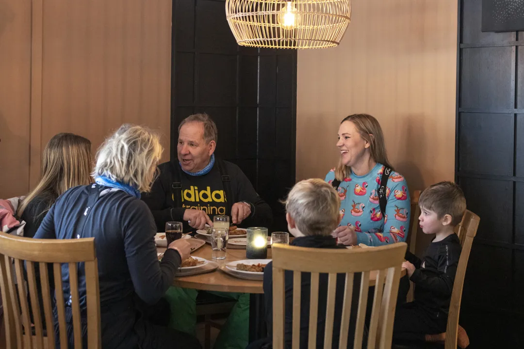 En familj sitter och äter lunch på restaurang Tranan