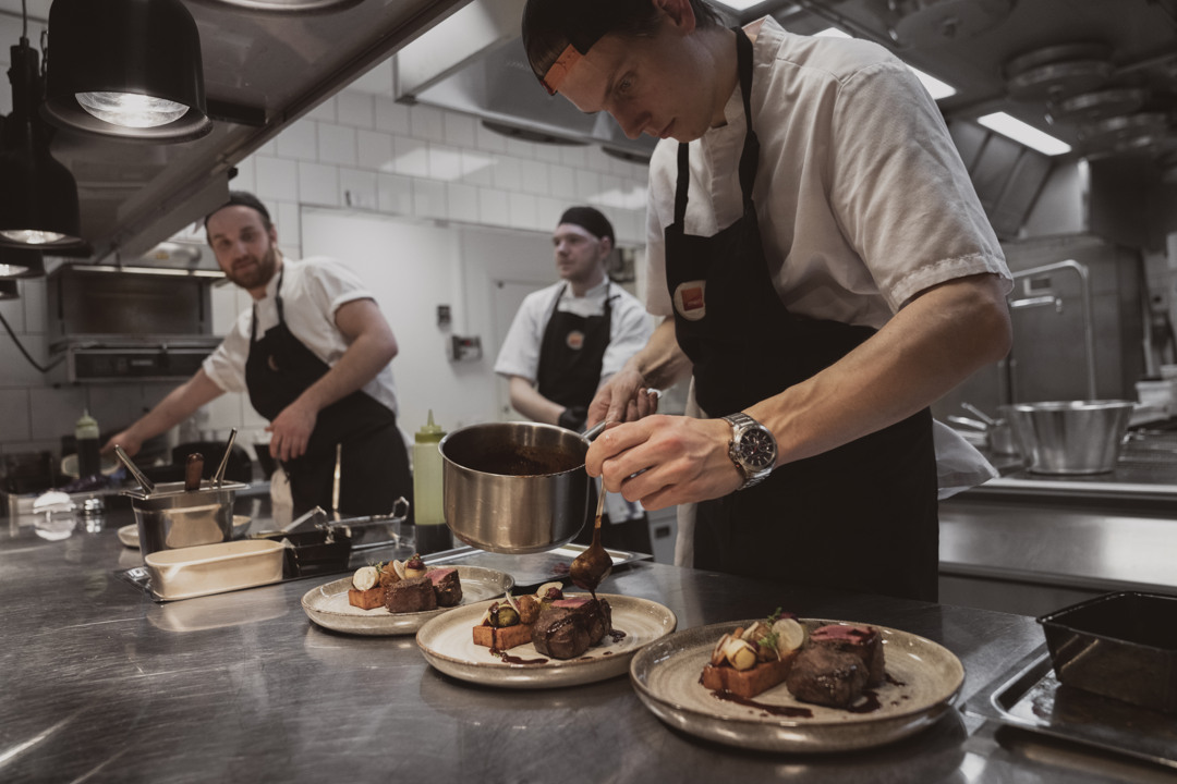 En tallrik med en köttbit