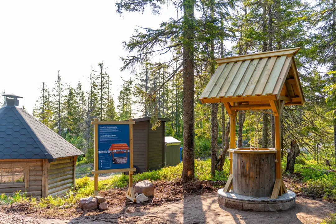 Trolle & Trollas äventyr på toppen av Kläppenberget, men olika kluriga stationer för barn