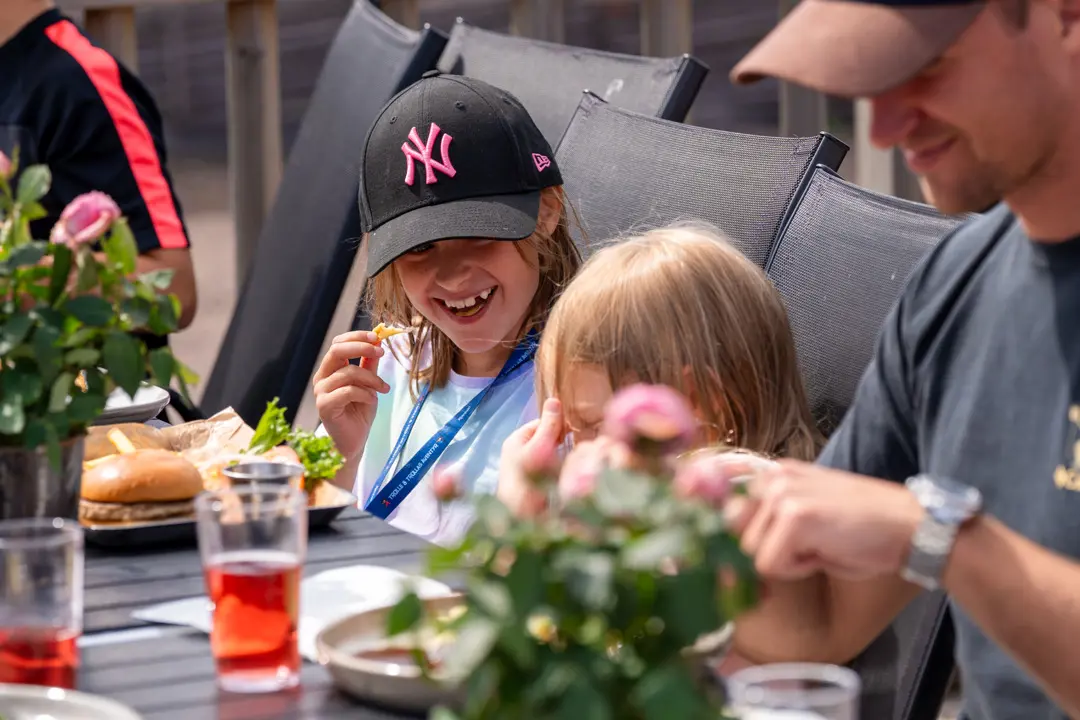 En tjej äter mat på restaurang Halster