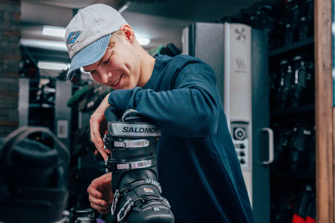 En kille på Kläppens skiduthyrning förbereder hyrda skidor.