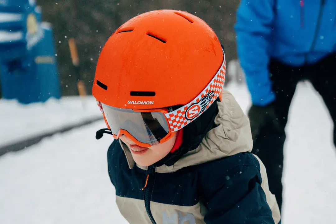 En liten flicka gör sig redo för tävlingen