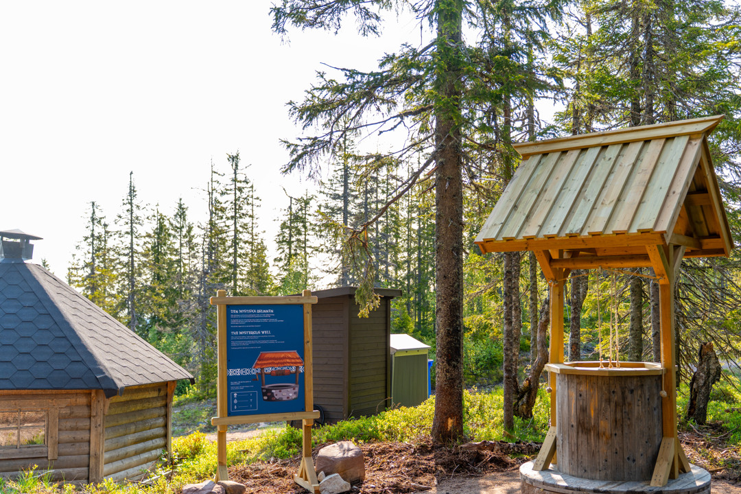 Längst med Trollsterleden finns det flera äventyr och här ser ni den magiska brunneni den trollska skogen på Kläppenberget 
