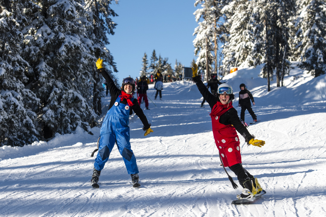 Trolle and Trolla are skiing and snowboarding in Lämmeltåget, on their way to Trollsterhusen where their next performance awaits.