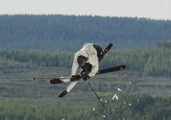 Kim Boberg performs a trick on skis in the air at Kläppen Snowpark