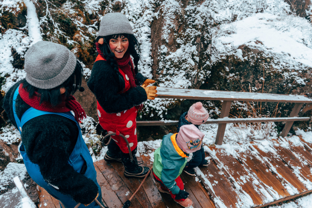 Trolle & Trolla står framför Trollsterhusen och välkomnar barnen in till sina grottor som en gång var deras hem