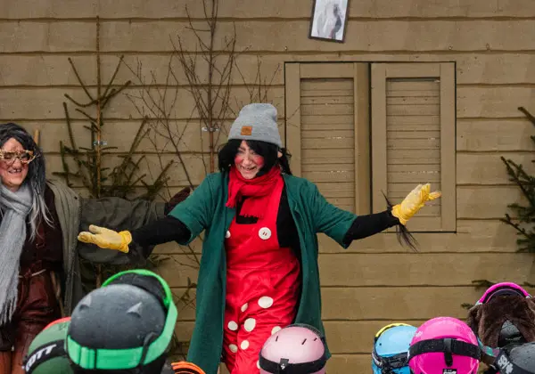 Trolle, Trolla, and Tralle celebrate at Trolle & Trolla's stage when Tralle moves in on Kläppenberget.