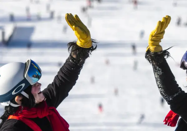 Trolle and Trolla for a high five on the slope
