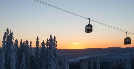 En bild på gondolen i soluppgången