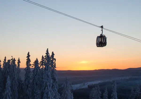 En bild på gondolen i soluppgången