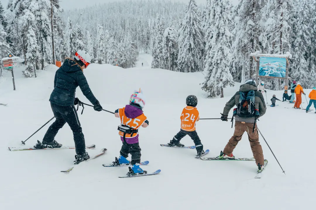 Två barn ställer upp i tävlingen Kläppen 9 km