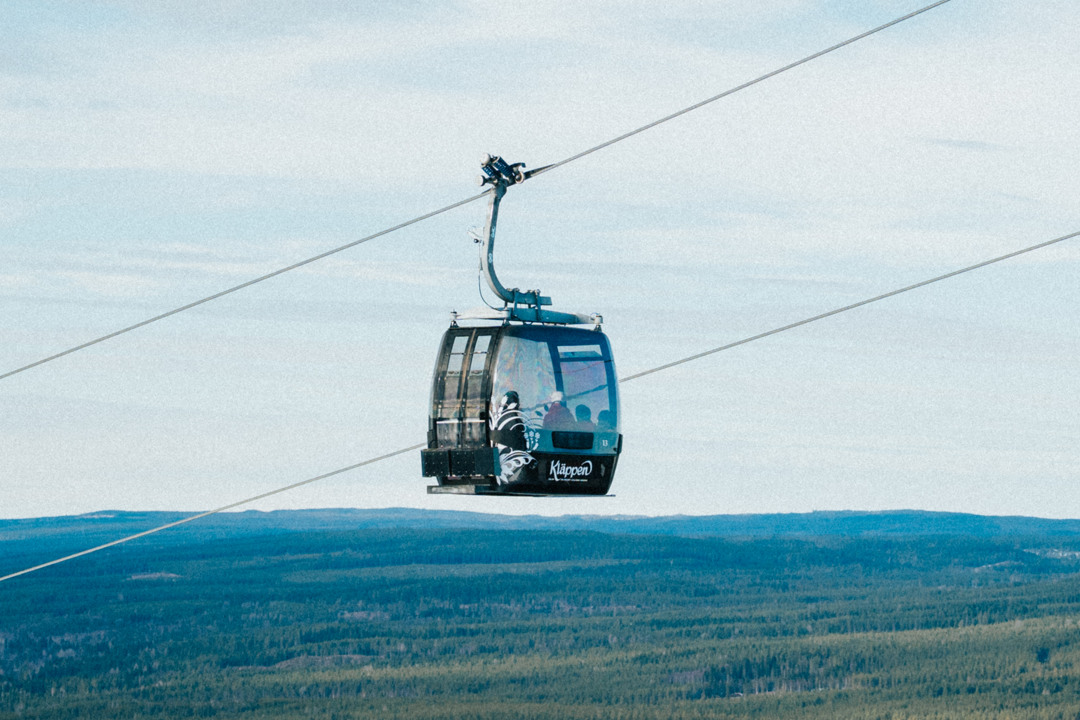 En familj sitter och äter på Toppstugans uteservering