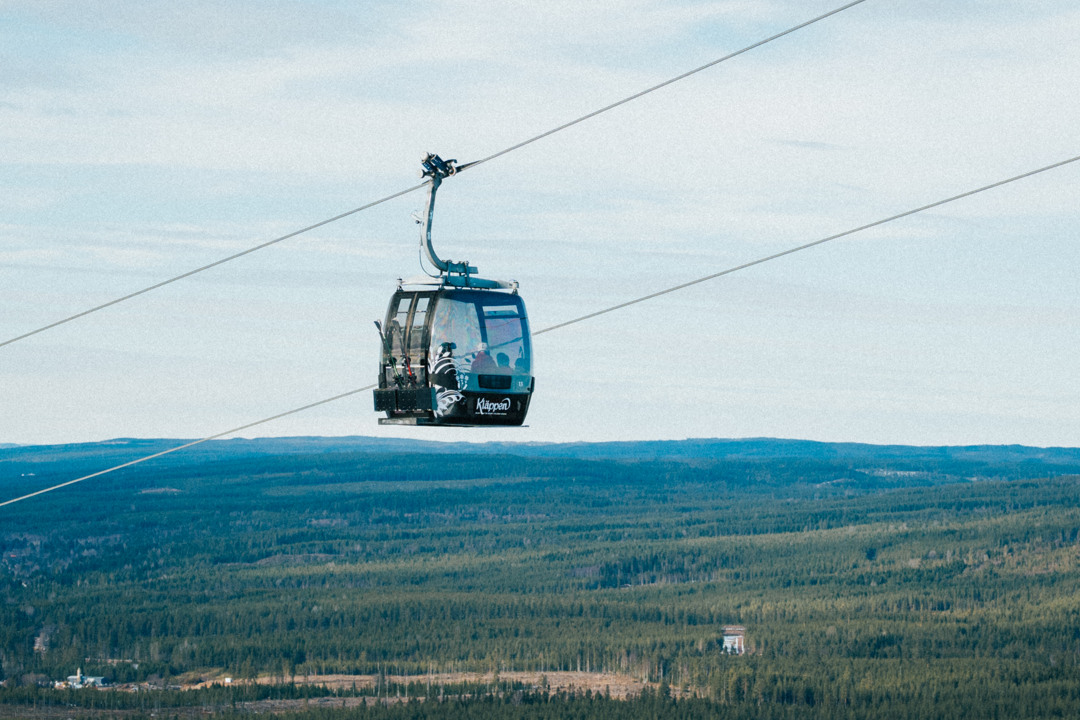 En familj sitter och äter på Toppstugans uteservering