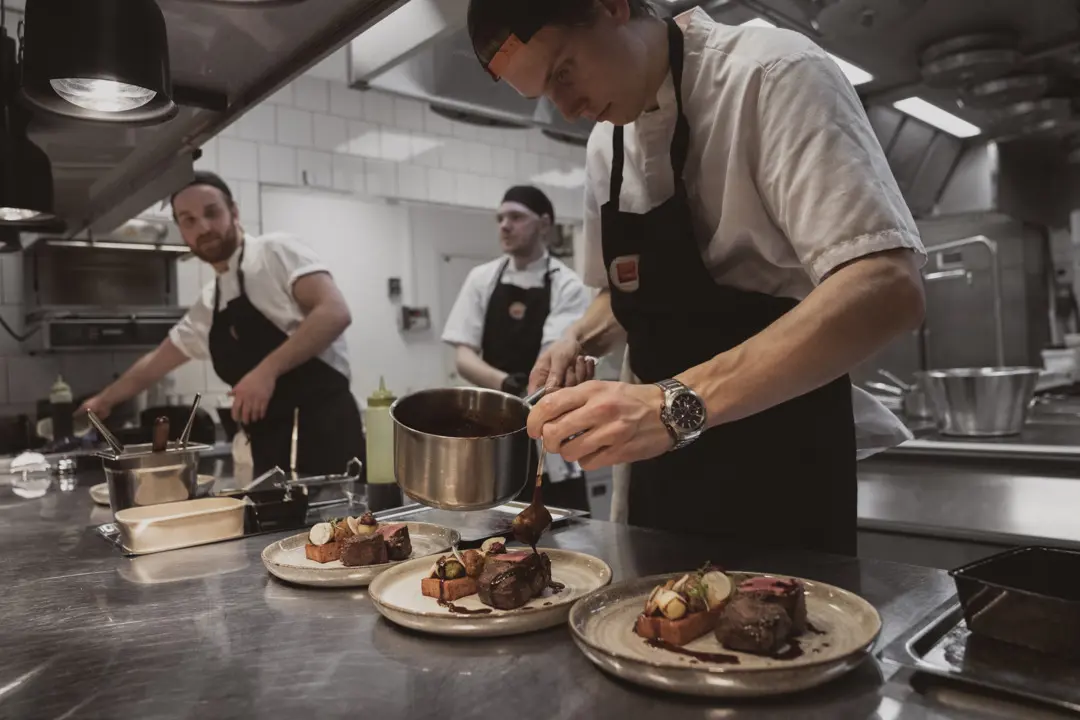 halster serverar middag