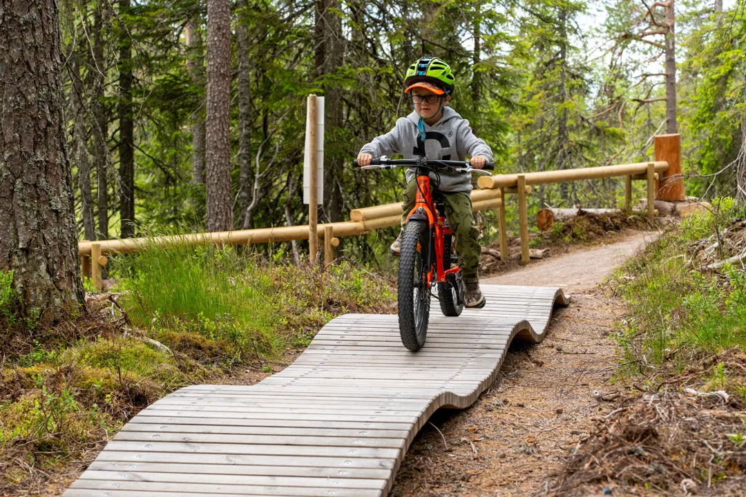 En pojke som cyklar Trollsterleden