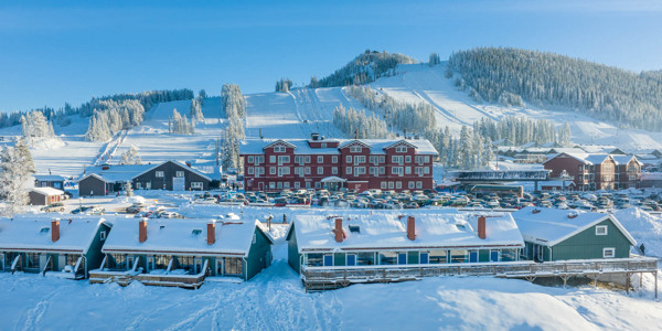 En drönarbild över Sjungarbacken och Hotell Kurbits