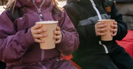 barn som dricker varm saft