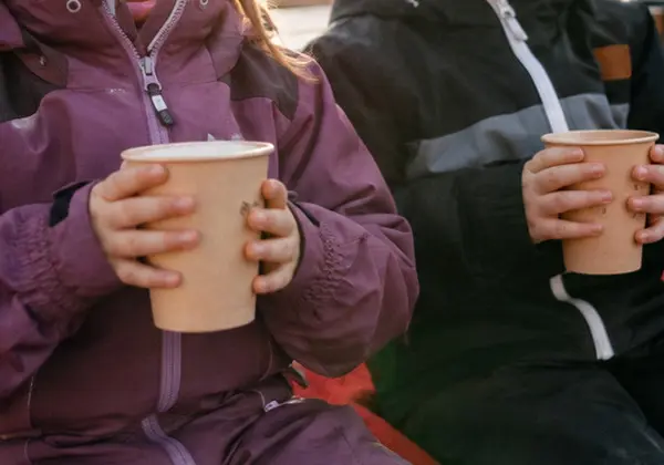 barn som dricker varm saft