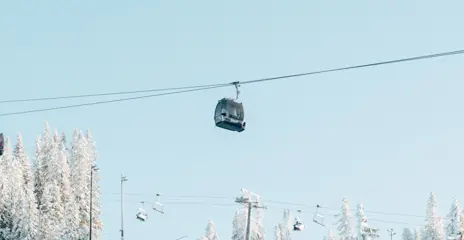 Skidåkare gör sina fösta svängar på alpinpremiären