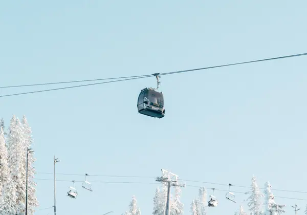 Skidåkare gör sina fösta svängar på alpinpremiären