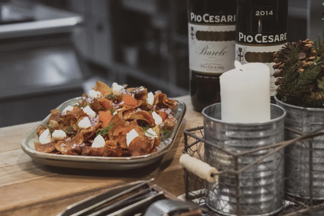 Ett sällskap sitter och äter mat