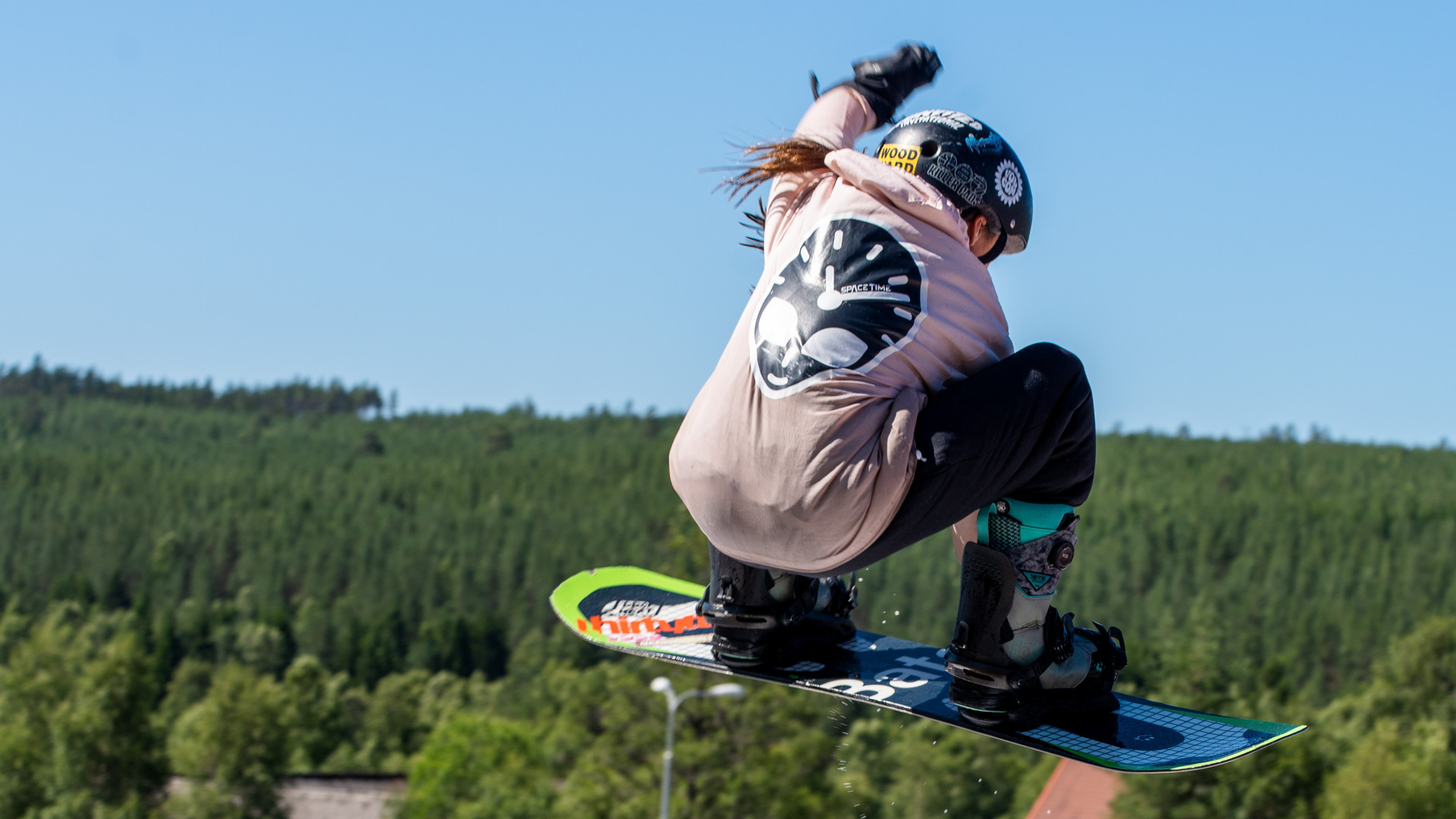 En kille som kör trix med skidor i luften på Kläppen Arena 
