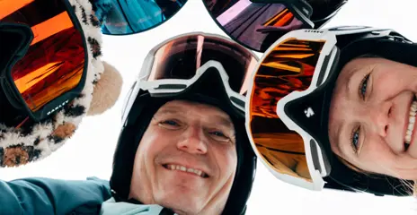 en familj som kollar in i kameran