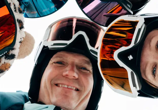 en familj som kollar in i kameran