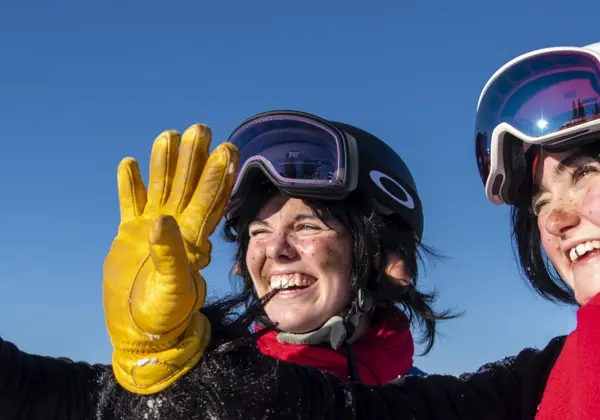 Trolle & Trolla wave to the children