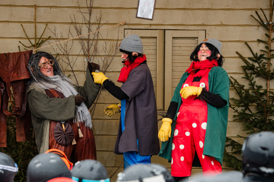 Trolle & Trolla förbereder ett kungligt mottagande när Tralle ska flytta in 