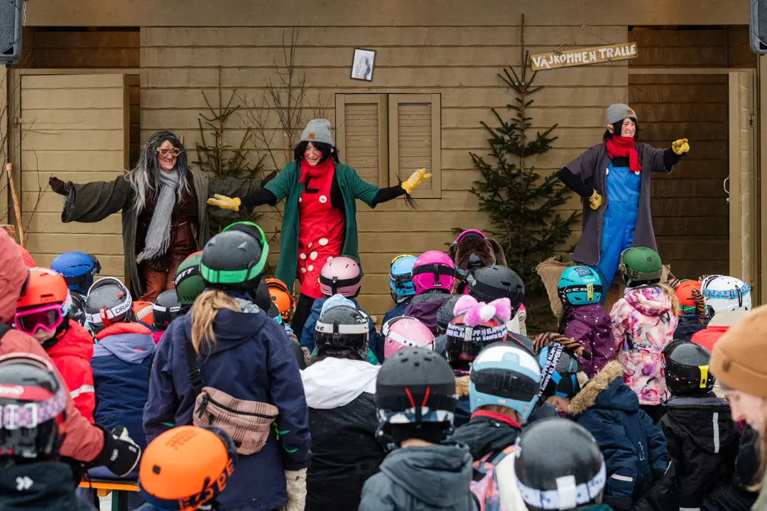 Trolle and Trolla are on stage in the children's area