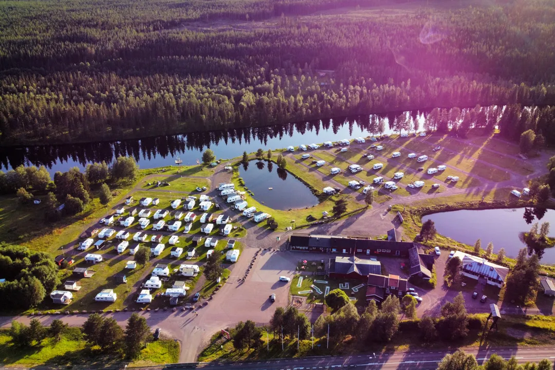 en drönarbild på campingvagnar på Kläppens camping